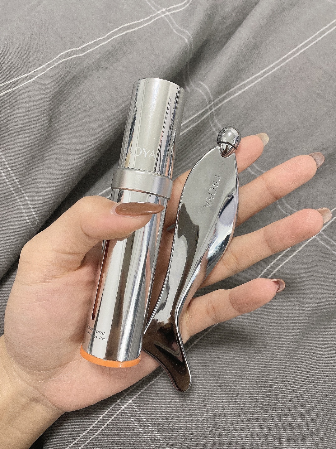 眼霜—Kerrykerry宝贝收到了，，，刚用肌肤嘟噜嘟噜的喝水，，，，用完之后脸明显变白了，，很喜欢